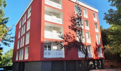 Installation de fenêtre PVC, portes et volets roulants solaires pour une copropriété à CALUIRE ET CUIRE