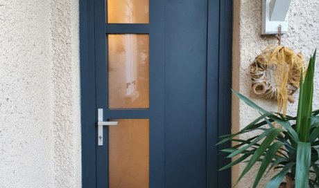 Installation d’une porte d’entrée en bois aluminium à Fleurieux sur l’Arbresle