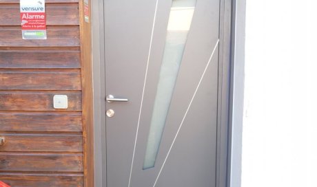 Installation d’une porte d’entrée en aluminium  sur-mesure  à CHAPONNAY