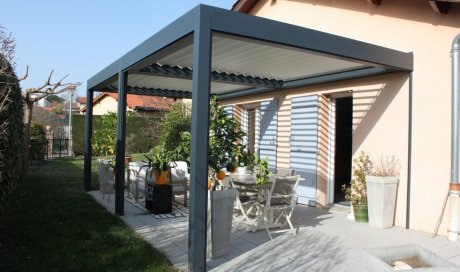 Nouvelle installation d’une pergola bioclimatique avec store intégré à ST GENIS LAVAL !