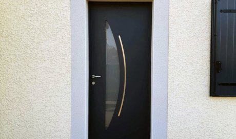 Nouvelle installation d’une porte d’entrée en aluminium à Saint André de Corcy