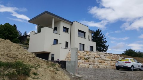 Pose et installation de menuiseries pour une maison neuve à Charbonnière-les-Bains