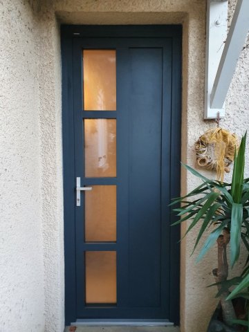 Pose d’une porte d’entrée Bois Aluminium à Lucenay