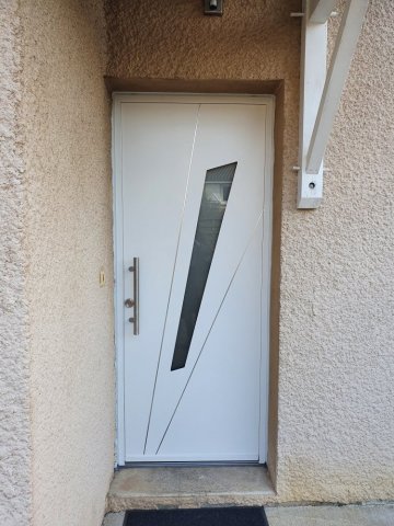 Pose d’une porte d’entrée en ALU à Toussieu