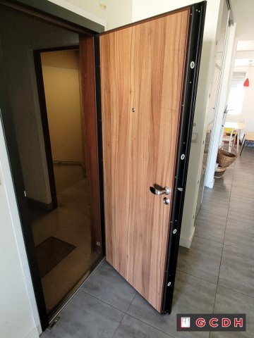 Installation d’une porte blindée d'appartement sur-mesure en rénovation à VILLEURBANNE