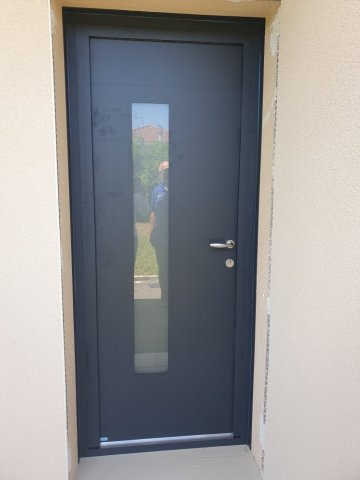 Installation d’une porte en aluminium ZILTEN à SOLAIZE