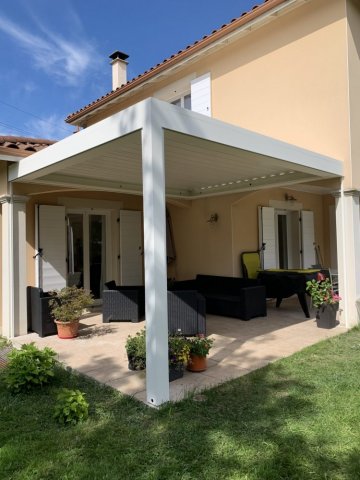 Réalisation d'une pergola bioclimatique dans une maison individuelle à proximité de La Tour-de-Salvagny