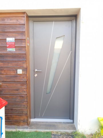 Installation d’une porte d’entrée en aluminium  sur-mesure  à CHAPONNAY