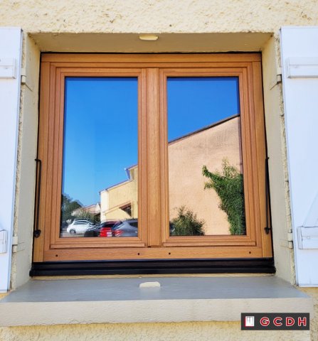 Installation d’une fenêtre en bois CASTES à  PIERRE BÉNITE !