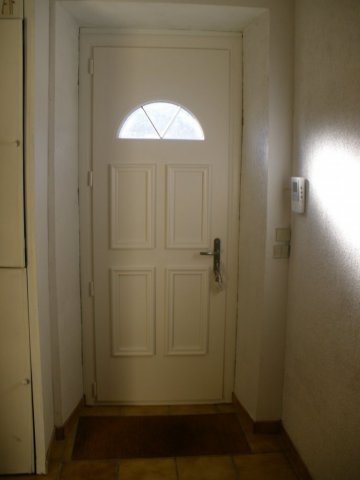 Pose et installation d’une porte d’entrée PVC à GRÉZIEU LA VARENNE