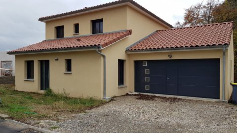 Pose et rénovation d’une porte de garage sectionnelle à Chaponnay