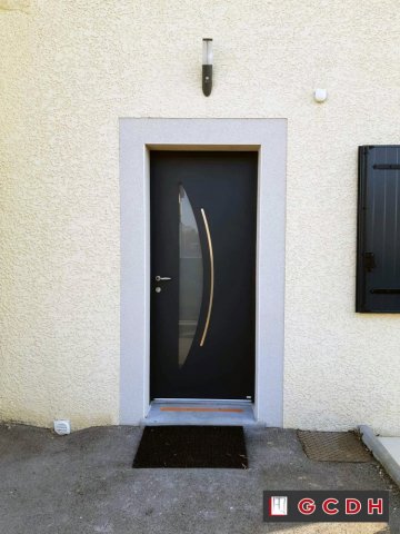 Nouvelle installation d’une porte d’entrée en aluminium à Saint André de Corcy