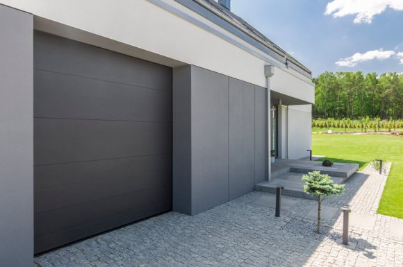 Pose de porte de garage basculante par entreprise de menuiseries à Limonest