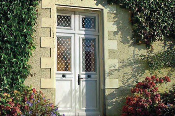 Pose d'une porte d'entrée bois exotique clair à Saint-Symphorien-d'Ozon et sa région.