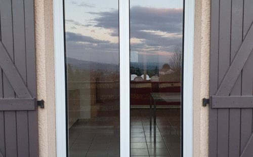  Installation d’une porte fenêtre en aluminium à MIRIBEL