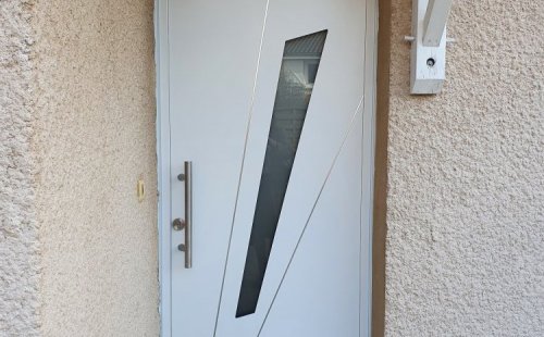 Pose d’une porte d’entrée en ALU à Toussieu