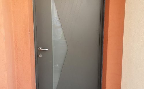 Installation d’une porte en aluminium à LYON 9