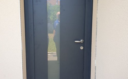 Installation d’une porte en aluminium ZILTEN à SOLAIZE