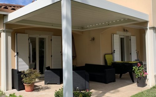 Réalisation d'une pergola bioclimatique dans une maison individuelle à proximité de La Tour-de-Salvagny