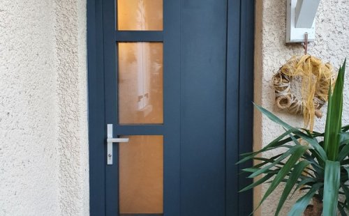 Installation d’une porte d’entrée en bois aluminium à Fleurieux sur l’Arbresle