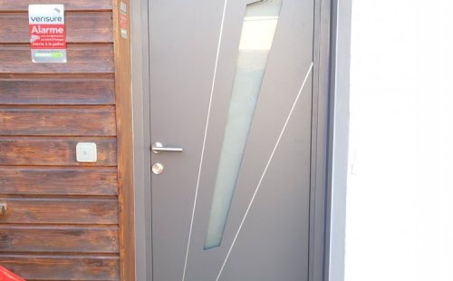 Installation d’une porte d’entrée en aluminium  sur-mesure  à CHAPONNAY