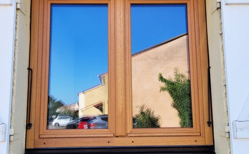 Installation d’une fenêtre en bois CASTES à  PIERRE BÉNITE !