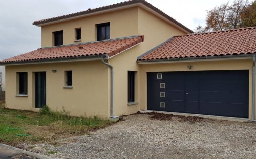 Pose et rénovation d’une porte de garage sectionnelle à Chaponnay