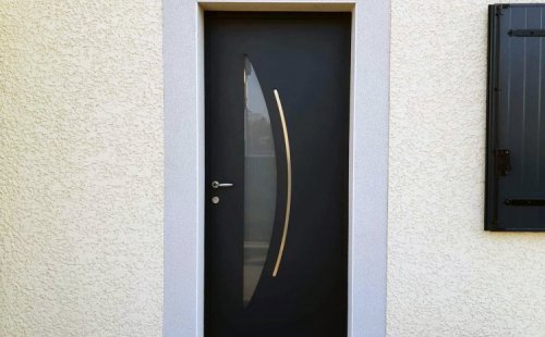 Nouvelle installation d’une porte d’entrée en aluminium à Saint André de Corcy