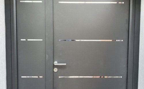 Pose d’une porte d’entrée bois/Aluminium à Collonges au Mont d’Or