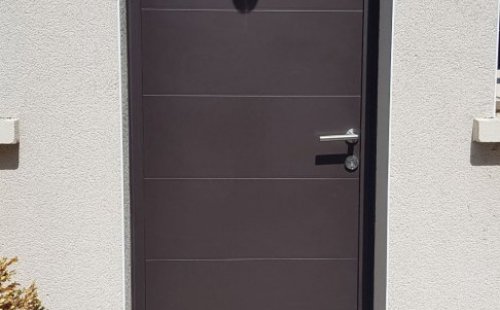 Installation et pose d’une porte d’entrée en aluminium à Ecully 