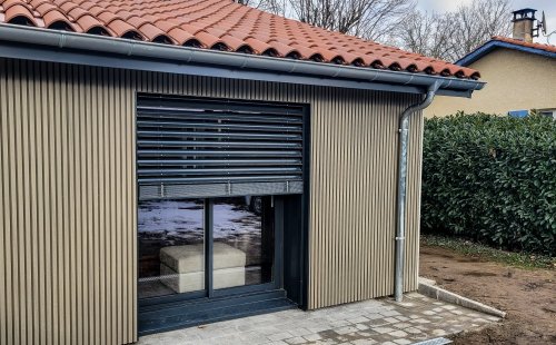 Nouvelle pose d'un brise soleil orientable à St Genis Laval !