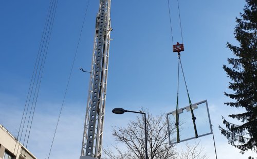 Pose d’un châssis fixe aluminium grand format K-LINE à Villeurbanne