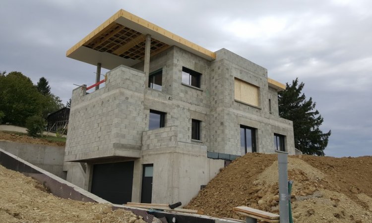 Pose et installation de menuiseries pour une maison neuve à Charbonnière-les-Bains