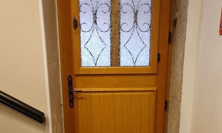 Rénovation d’une porte en bois vitrée à Dardilly