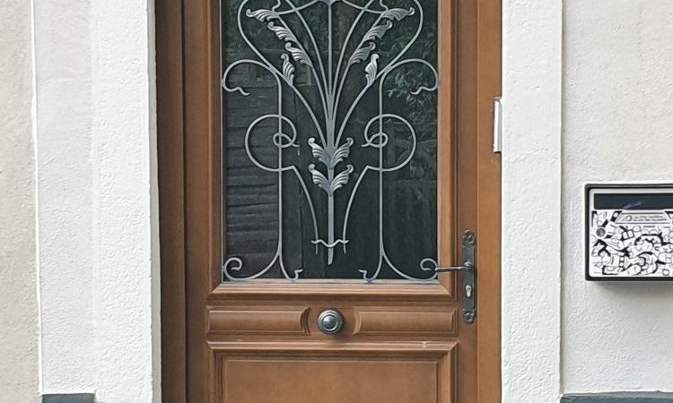 Pose et installation de 2 portes d’entrée en bois à Couzon au Mont d’Or