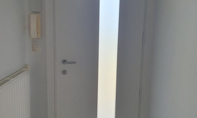 Installation d’une porte en aluminium ZILTEN à SOLAIZE