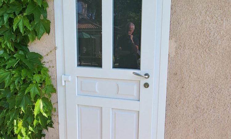 Installation de volets battants motorisés, moustiquaires et porte PVC à ROCHETAILLEE SUR SAONE