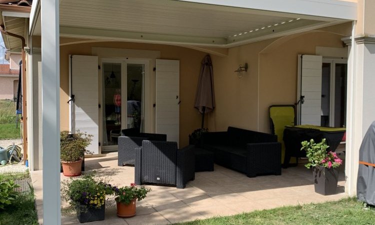 Réalisation d'une pergola bioclimatique dans une maison individuelle à proximité de La Tour-de-Salvagny