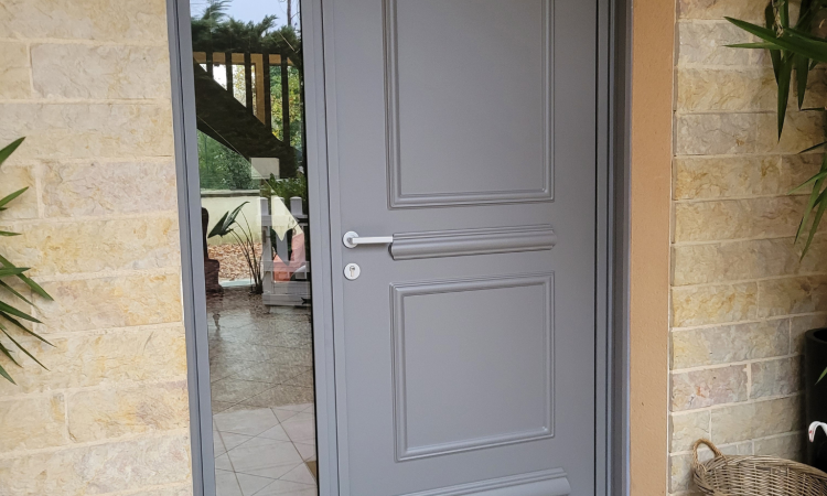 Nouvelle installation d’une porte d’entrée en  aluminium à DARDILLY