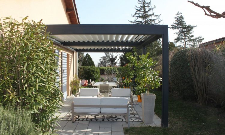 Nouvelle installation d’une pergola bioclimatique avec store intégré à ST GENIS LAVAL !