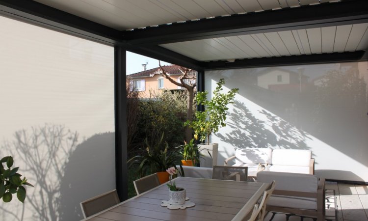 Nouvelle installation d’une pergola bioclimatique avec store intégré à ST GENIS LAVAL !