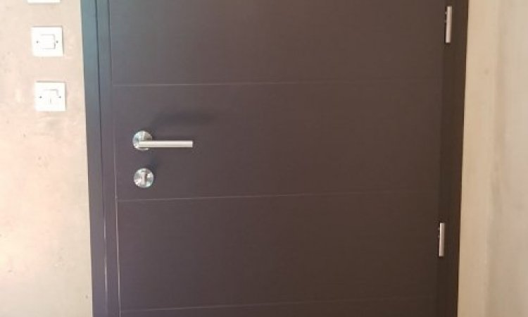 Installation et pose d’une porte d’entrée en aluminium à Ecully 