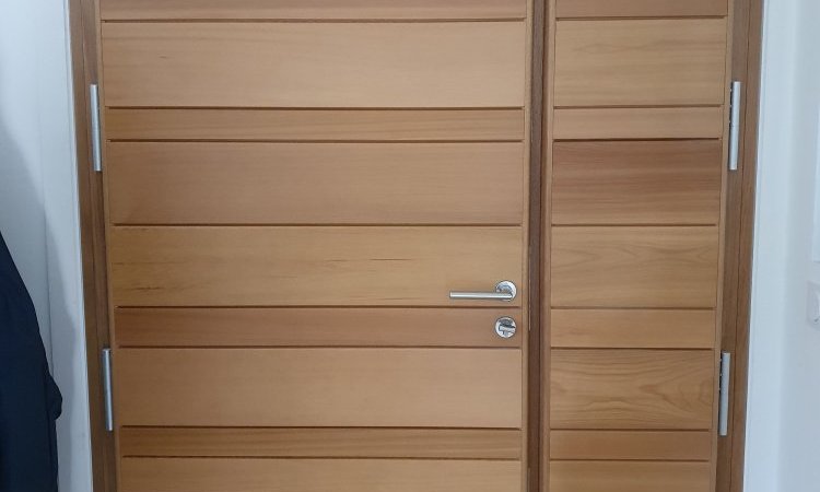 Pose d’une porte d’entrée bois/Aluminium à Collonges au Mont d’Or