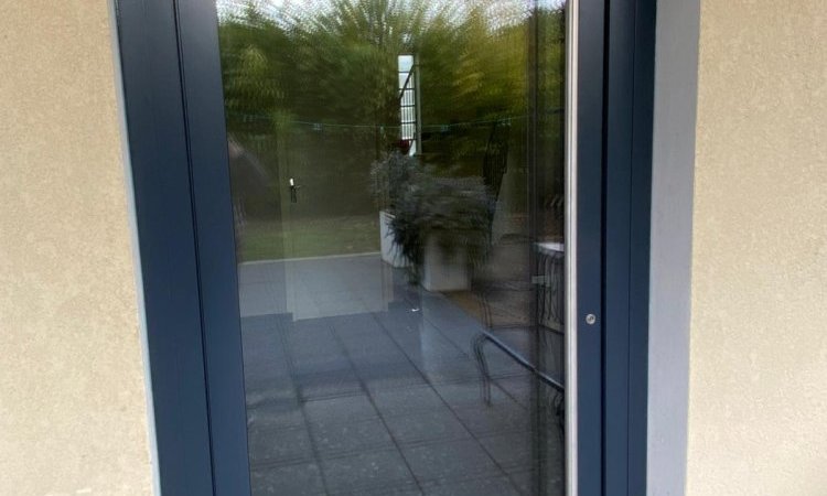 Pose d'une porte d'entrée aluminium Internorm dans les Monts d'Or