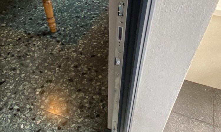 Pose d'une porte d'entrée aluminium Internorm dans les Monts d'Or