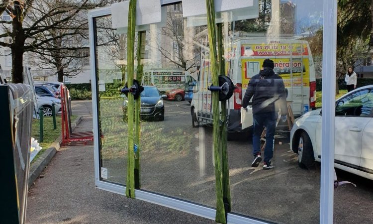 Pose d’un châssis fixe aluminium grand format K-LINE à Villeurbanne