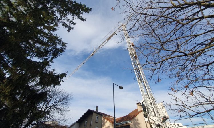 Pose d’un châssis fixe aluminium grand format K-LINE à Villeurbanne