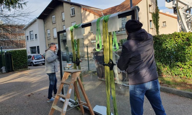 Pose d’un châssis fixe aluminium grand format K-LINE à Villeurbanne