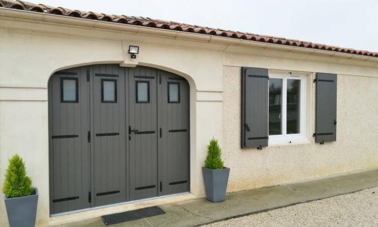 Pose de porte de garage battantes Charme & tradition à Saint-Symphorien-d'Ozon et sa région