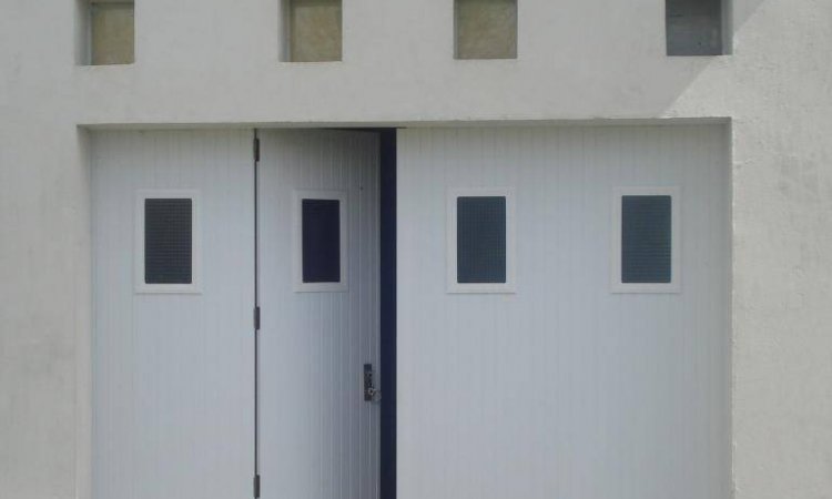 Pose de portes de garage battantes Charme & tradition à Saint-Symphorien-d'Ozon et sa région